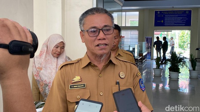 Kepala SMKN 5 Makassar, Amar Bachti.