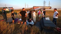 Dilansir AFP, Senin (29/7/2024), kereta yang membawa 800 penumpang bertabrakan dengan sebuah truk di perlintasan kereta api di Rusia selatan. Kereta tersebut kemudian tergelincir.