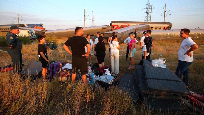 Kereta Penumpang Tergelincir usai Tabrak Truk, 100 Orang Terluka Railway staff work at the site of a passenger train derailed after a collision with a truck in the Volgograd Region, Russia July 29, 2024. REUTERS/Stringer