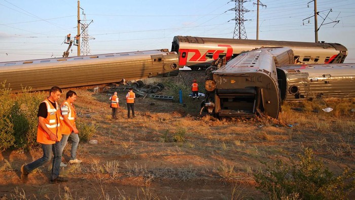 Kereta Penumpang Tergelincir usai Tabrak Truk, 100 Orang Terluka Railway staff work at the site of a passenger train derailed after a collision with a truck in the Volgograd Region, Russia July 29, 2024. REUTERS/Stringer