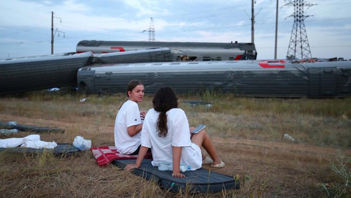 Kereta Penumpang Tergelincir usai Tabrak Truk, 100 Orang Terluka Railway staff work at the site of a passenger train derailed after a collision with a truck in the Volgograd Region, Russia July 29, 2024. REUTERS/Stringer