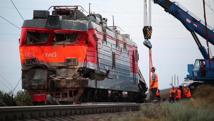 Kereta Penumpang Tergelincir usai Tabrak Truk, 100 Orang Terluka Railway staff work at the site of a passenger train derailed after a collision with a truck in the Volgograd Region, Russia July 29, 2024. REUTERS/Stringer