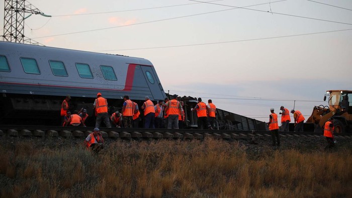 Railway staff work at the site of a passenger train derailed after a collision with a truck in the Volgograd Region, Russia July 29, 2024. REUTERS/Stringer