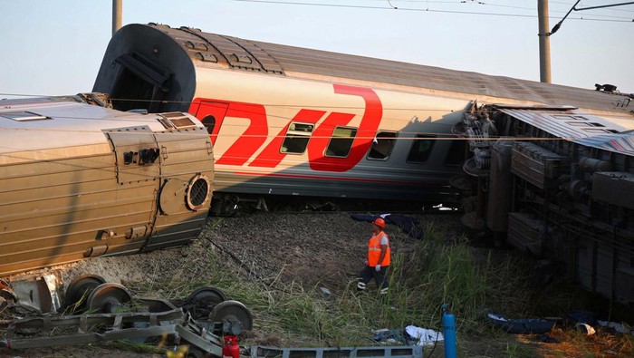 Kereta Penumpang Tergelincir usai Tabrak Truk, 100 Orang Terluka Railway staff work at the site of a passenger train derailed after a collision with a truck in the Volgograd Region, Russia July 29, 2024. REUTERS/Stringer