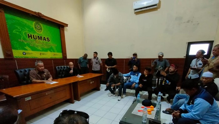 Ketua PN Surabaya Dadi Rachmadi menemui perwakilan massa demo