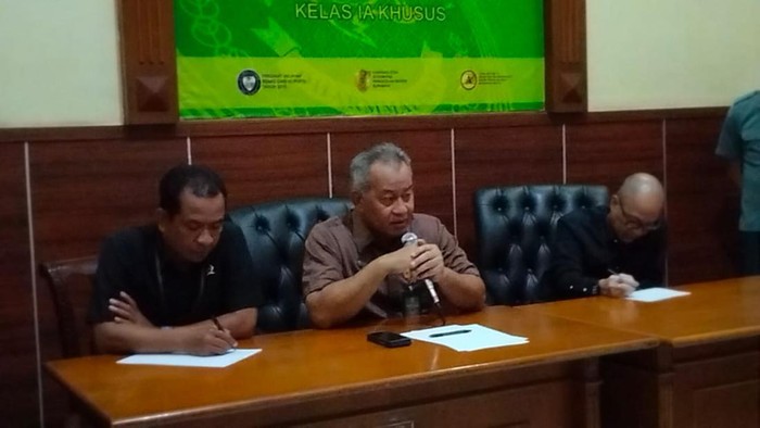 Ketua PN Surabaya Dadi Rachmadi menemui perwakilan massa demo