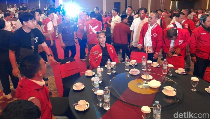 Ketum PSI Kaesang Pangarep hadir pada penyerahan rekomendasi PSI untuk Pilkada Sulsel 2024 di Hotel Claro Makassar.