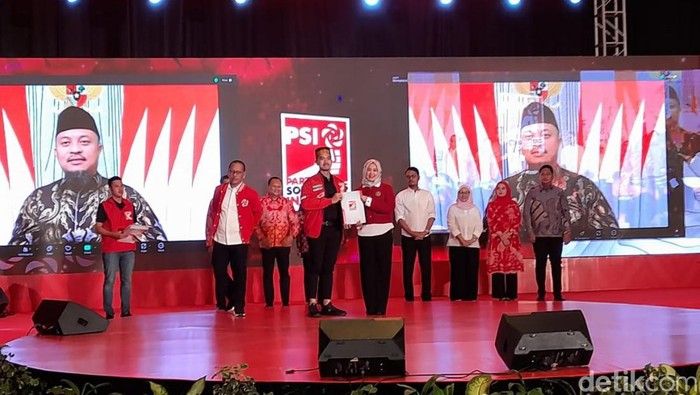 Ketum PSI Kaesang Pangarep memberikan surat rekomendasi kepada ASS-Fatma di Pilgub Sulsel 2024.