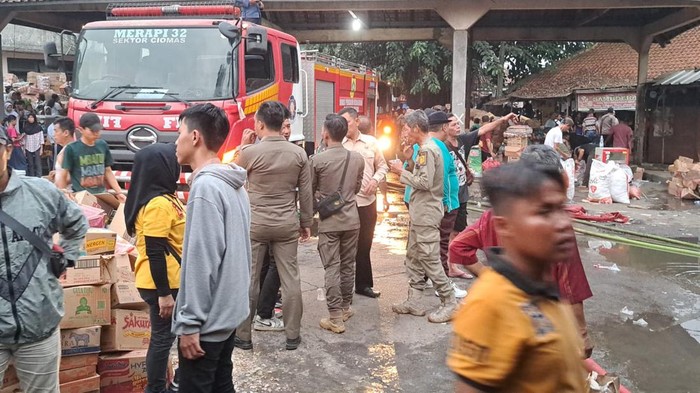 Kebakaran Dahsyat Melalap 75 Kios di Pasar Ciampea, Merugikan Pedagang