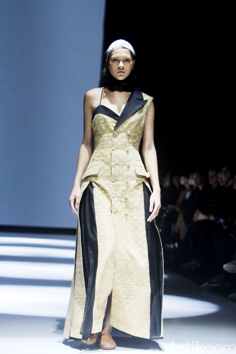 Koleksi IPMI [Ikatan Perancang Mode Indonesia] bertempat di La Piazza Fashion Teen, di JF3 Fashion Festival 2024, Kelapa Gading Jakarta, Jumat [26/7/2024]. Foto: Mohammad Abduh/detikcom.