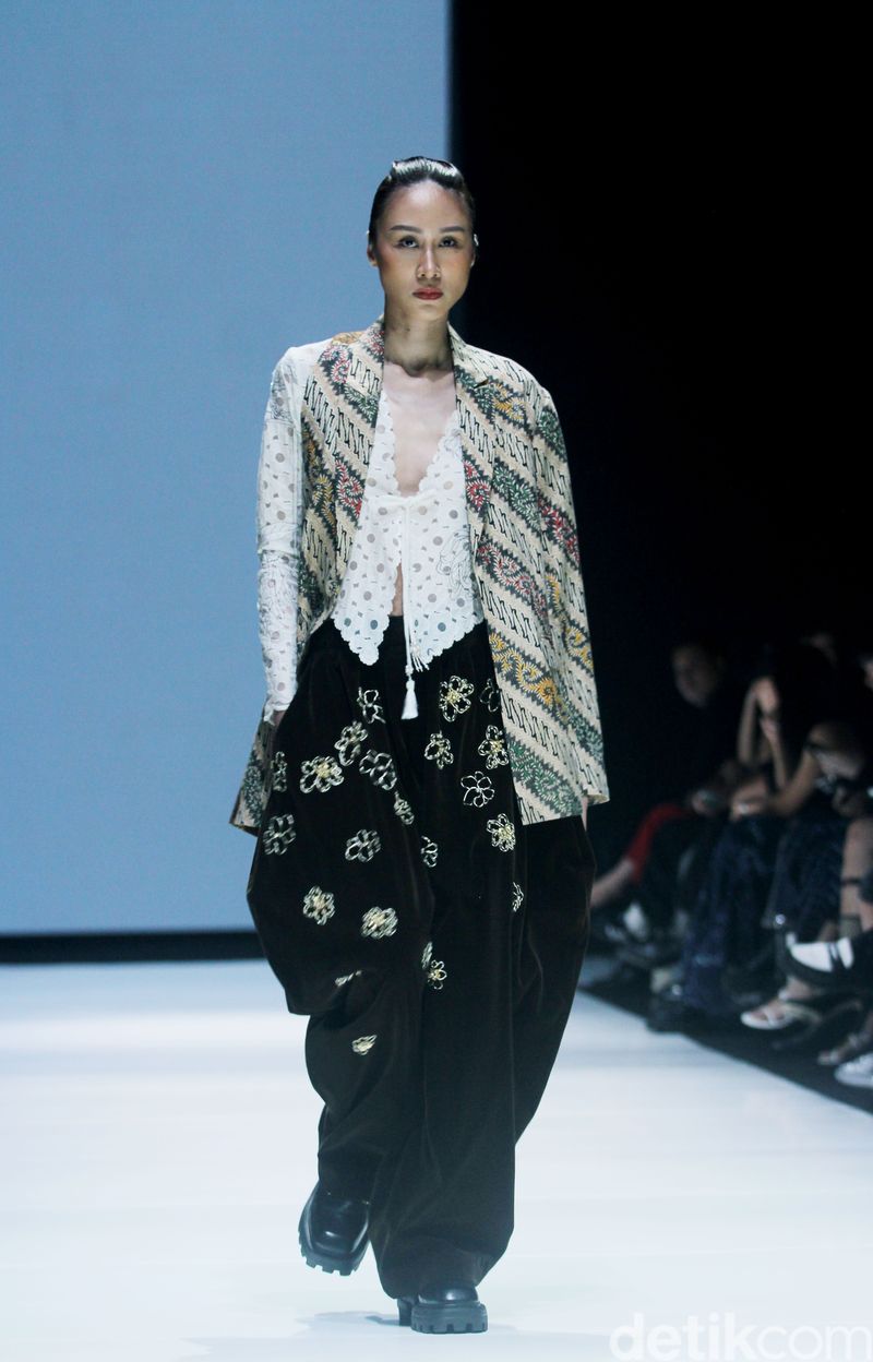 Koleksi IPMI [Ikatan Perancang Mode Indonesia] bertempat di La Piazza Fashion Teen, di JF3 Fashion Festival 2024, Kelapa Gading Jakarta, Jumat [26/7/2024]. Foto: Mohammad Abduh/detikcom.