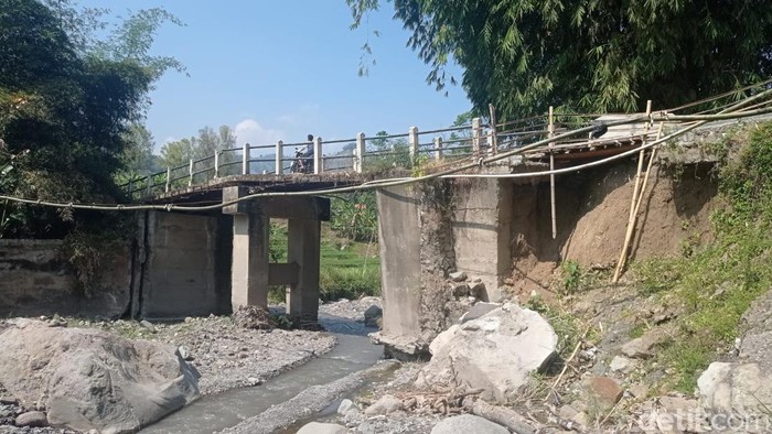 Kondisi Jembatan utama Desa Mlayang, Kecamatan Sirampog, Kabupaten Brebes, Jawa Tengah, yang rusak parah nyaris putus, Selasa (30/7/2024).