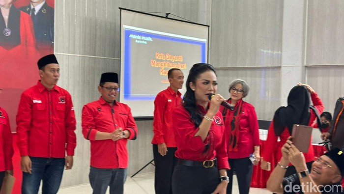 Kris Dayanti menyumbangkan suara emasnya usai menerima surat tugas PDIP maju di Pilwali Batu