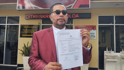 Kuasa Hukum K, Erles Rareral, saat menunjukkan berkas laporan terhadap Suhaili Fadhil Thohir alias Uhel di Polda NTB. (Foto: Istimewa)