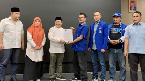 Lalu Ahmad Zaini - Nurul Adha saat menerima rekomendasi Partai Amanat Nasional (PAN) di Pilbup Lombok Barat 2024. (Dok PAN)