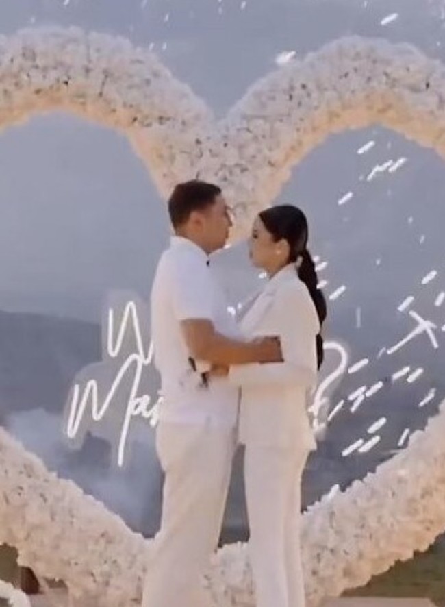 Lazzat Nurgozhoeva yang merupakan ratu kecantikan Miss Kyrgyzstan 2020 dilamar oleh kekasihnya Aftandil Sabyrbekov dengan cara yang super mewah di atas pegunungan. Sayangnya, lamaran romantis tersebut dinilai tidak pantas dan berlebihan karena di bagian selatan saat ini tengah dilanda bencana alam tanah longsor. Foto: dok. Instagram