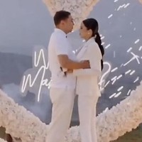 Lazzat Nurgozhoeva yang merupakan ratu kecantikan Miss Kyrgyzstan 2020 dilamar oleh kekasihnya Aftandil Sabyrbekov dengan cara yang super mewah di atas pegunungan. Sayangnya, lamaran romantis tersebut dinilai tidak pantas dan berlebihan karena di bagian selatan saat ini tengah dilanda bencana alam tanah longsor. Foto: dok. Instagram