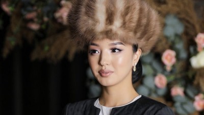 Foto: Ratu Kecantikan dengan Lamaran Mewah di Tengah Negara Dilanda Longsor