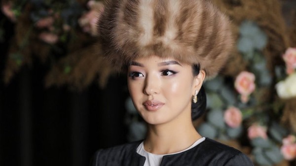 Foto: Ratu Kecantikan dengan Lamaran Mewah di Tengah Negara Dilanda Longsor