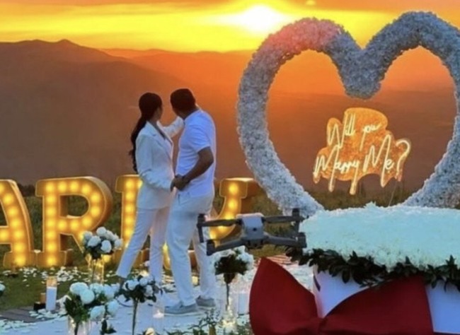 Tunangan Lazzat menggunakan helikopter pemerintah yang disewa seharga Rp 40 jutaan per jam untuk lamaran di bulan Juni. Lamaran tersebut dilakukan di pegunungan dengan hiasan neon, rangkaian bunga raksasa, dan pertunjukan kembang api. Foto: dok. Instagram
