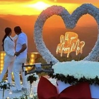 Tunangan Lazzat menggunakan helikopter pemerintah yang disewa seharga Rp 40 jutaan per jam untuk lamaran di bulan Juni. Lamaran tersebut dilakukan di pegunungan dengan hiasan neon, rangkaian bunga raksasa, dan pertunjukan kembang api. Foto: dok. Instagram