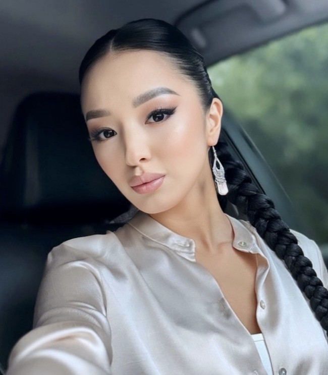 Inlah potret Lazzat Nurgozhoeva dengan pakaian tradisional Kyrgyzstan. Lazzat dikenal sebagai bintang media sosial, model dan juga memiliki brand fashion. Keluarga dipandang karena sang paman adalah seorang presiden Kyrgyzstan.  Foto: dok. Instagram