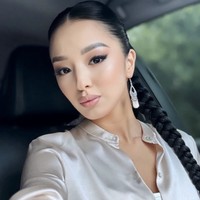 Inlah potret Lazzat Nurgozhoeva dengan pakaian tradisional Kyrgyzstan. Lazzat dikenal sebagai bintang media sosial, model dan juga memiliki brand fashion. Keluarga dipandang karena sang paman adalah seorang presiden Kyrgyzstan.  Foto: dok. Instagram