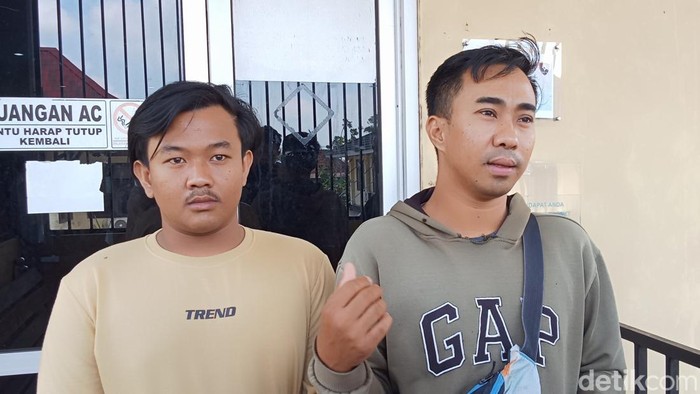 M. Rio Saputra (20) kurir di Palembang, Sumsel lapor polisi usai dianiaya rekan kerjanya.
