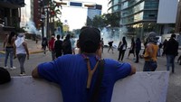 Seorang demonstran tampak membawa ketapel. Beberapa demonstran juga melemparkan batu ke arah aparat. 