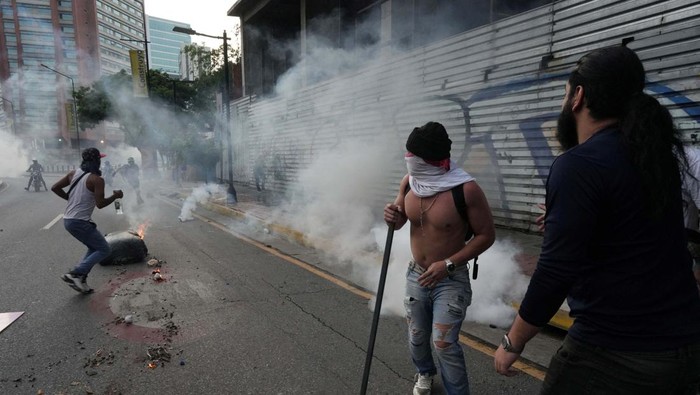 Members of the Bolivarian National Guard of Venezuela stand in line after a protest from supporters of Venezuelan opposition following the announcement by the National Electoral Council that Venezuelas President Nicolas Maduro won the presidential election, in Caracas, Venezuela July 29, 2024. REUTERS/Alexandre Meneghini