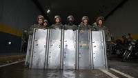 Ketika kritik internasional meningkat, Caracas mengumumkan akan menarik staf diplomatik dari tujuh negara Amerika Latin yang mempertanyakan kemenangan Maduro. 