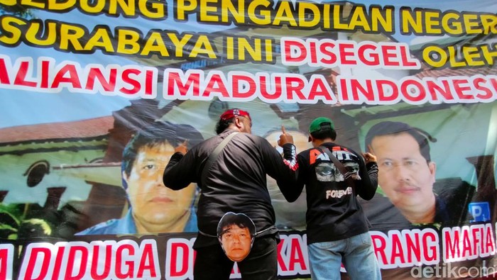 Massa menyegel PN Surabaya dengan banner saat aksi unjuk rasa kekecewaan vonis bebas Gregorius Ronald Tannur