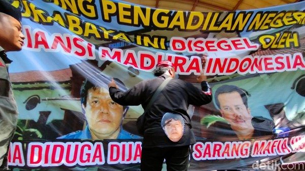 Massa Demo PN Surabaya Kecewa Atas Putusan Hakim Vonis Bebas Ronald Tannur