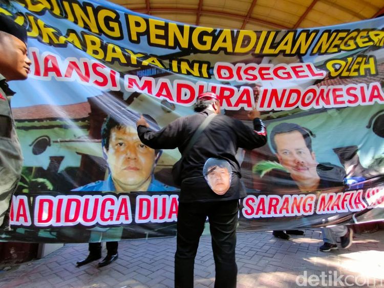 Massa Demo PN Surabaya Kecewa Atas Putusan Hakim Vonis Bebas Ronald Tannur