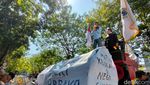 Massa Demo PN Surabaya Kecewa Atas Putusan Hakim Vonis Bebas Ronald Tannur