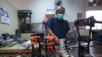 Dalam satu bulan, yayasan tersebut mampu memproduksi 10-20 sol sepatu, 5-10 penyangga punggung skoliosis, dan 50-100 sepatu ortopedi.