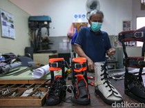 Melihat Produksi Alas Kaki Bagi Warga Berkebutuhan Khusus