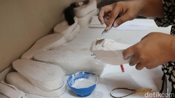 Melihat Produksi Alas Kaki Bagi Warga Berkebutuhan Khusus Yayasan Pembinaan Anak Cacat (YPAC) memproduksi alas kaki khusus untuk disabilitas. Yuk lihat proses produksinya.