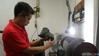 Pekerja membuat alas kaki khusus untuk disabilitas di Unit Ortotik Yayasan Pembinaan Anak Cacat (YPAC) Jakarta, Kebayoran Baru, Jakarta, Selasa (30/7/2024).