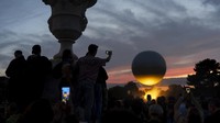 Penyelenggara Olimpiade Paris mengatakan bahwa mulai Sabtu, kuali yang diikatkan pada balon akan terbang lebih dari 60 meter (197 kaki) di atas taman Tuileries mulai dari matahari terbenam hingga pukul 2 pagi. Lokasi zona peluncuran berada di dekat pintu masuk piramida kaca ke museum Louvre. AP/David Goldman
