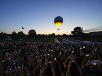 Menikmati Senja Paris yang Berhias Kaldron Olimpiade 2024