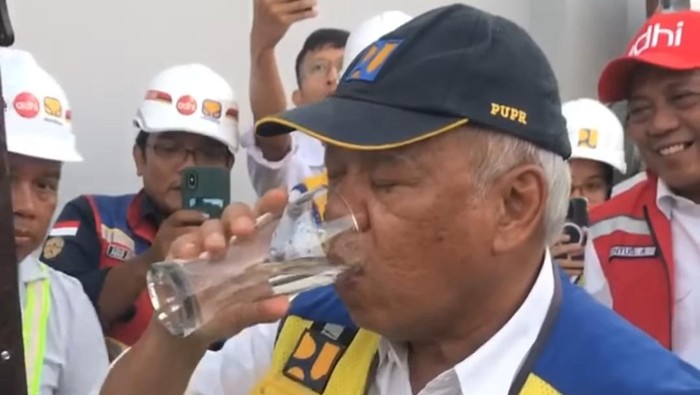 Menteri PUPR Basuki Hadimuljono minum air langsung dari keran di IKN