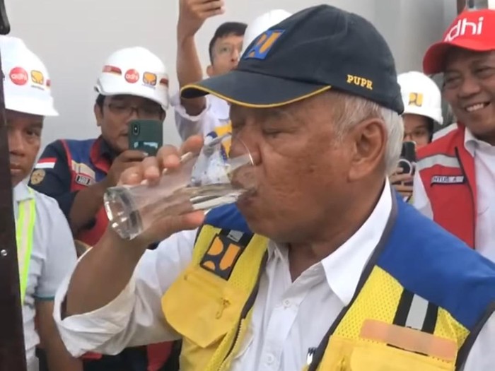 Menteri PUPR Basuki Hadimuljono minum air langsung dari keran di IKN
