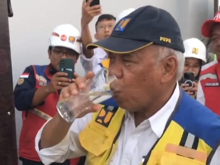 Menteri PUPR Minum langsung air di IKN dari keran