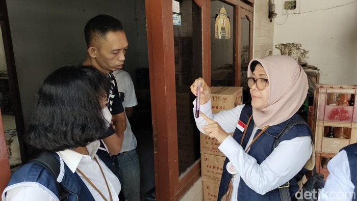 Petugas BPOM melakukan uji pada bahan yang digunakan pada mi Berformalin di Semarang, Selasa (30/7/2024).