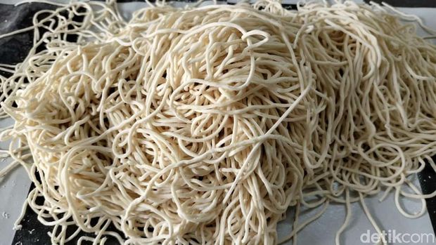 Petugas BPOM melakukan uji pada bahan yang digunakan pada mi Berformalin di Semarang, Selasa (30/7/2024).