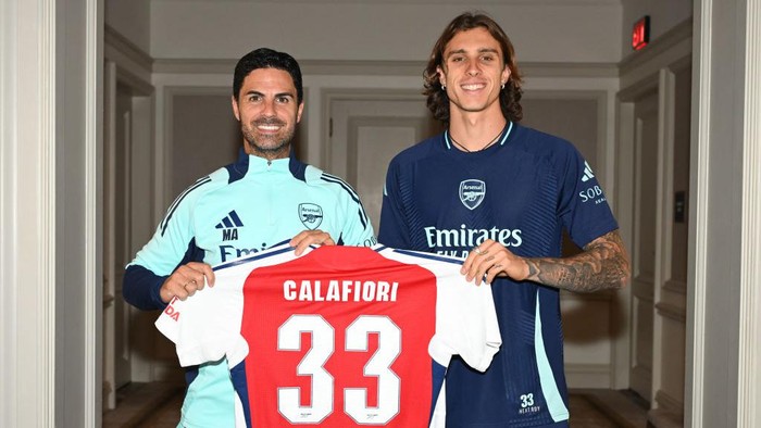 PHILADELPHIA, PENNSYLVANIA - JULY 29: Arsenal manager Mikel Arteta with new signing Riccardo Calafiori as he signs his contract at the team hotel in Philadelphiaon July 29, 2024 in Philadelphia, Pennsylvania. (Photo by Stuart MacFarlane/Arsenal FC via Getty Images)