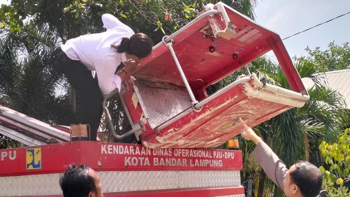 Mobil crane Dinas PU Bandar Lampung yang digunakan saat pekerja jatuh dari flyover.