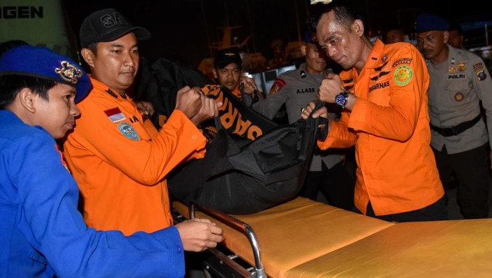 Momen Evakuasi TKI yang Terombang-ambing 4 Hari di Selat Malaka Anggota Basarnas mengevakuasi Tenaga Kerja Indonesia (TKI) dari kapal tanker TTC Vishaka berbendera Panama ke kapal SAR Rescue Boat (RB) 203 di Selat Malaka, Sumatera Utara, Selasa (30/7/2024). Tim gabungan Basarnas dan Polairud Polda Sumut mengevakuasi tujuh korban TKI yang diselamatkan kapal tanker TTC Vishaka berbendera Panama usai mengapung di laut selama empat hari akibat kapalnya tenggelam diterjang badai, sementara empat korban lainnya masih dinyatakan hilang. ANTARA FOTO/Fransisco Carolio/aww.
