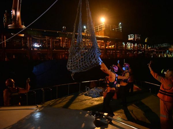 Momen Evakuasi TKI yang Terombang-ambing 4 Hari di Selat Malaka